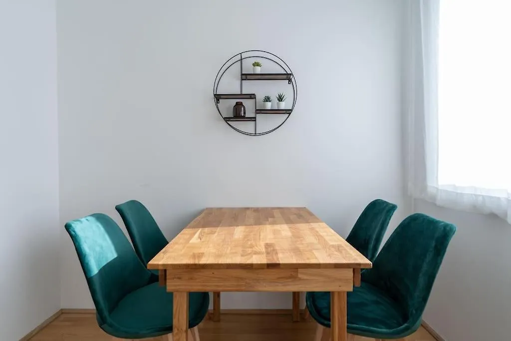 Hm • Sleek 1Br Home With Balcony 비엔나 아파트
