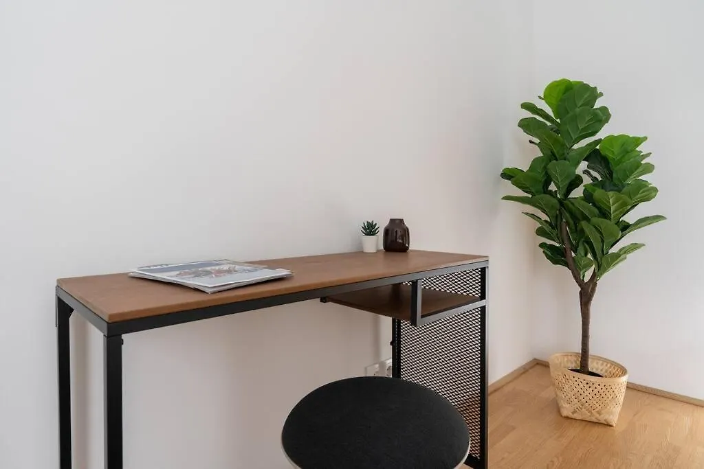Hm • Sleek 1Br Home With Balcony 비엔나 0*,