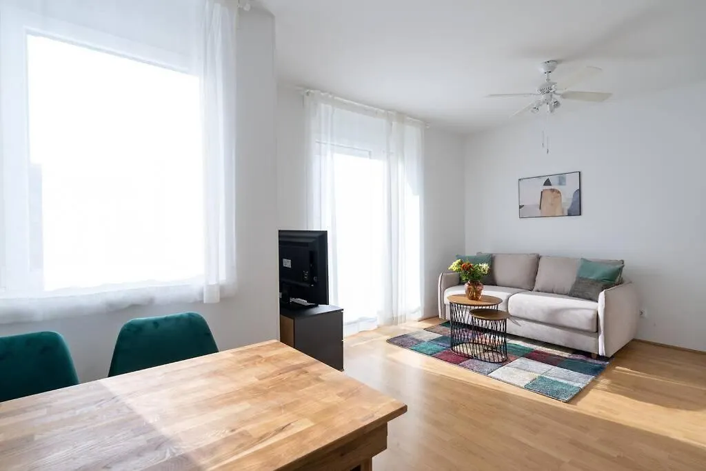 Hm • Sleek 1Br Home With Balcony 비엔나