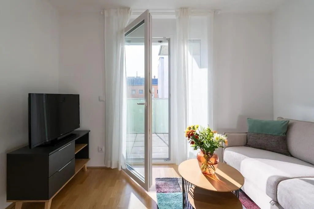 Hm • Sleek 1Br Home With Balcony 비엔나 아파트
