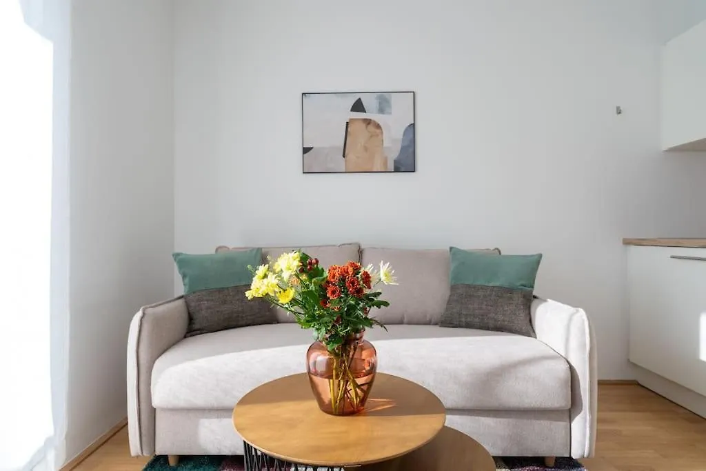 Hm • Sleek 1Br Home With Balcony 비엔나 아파트