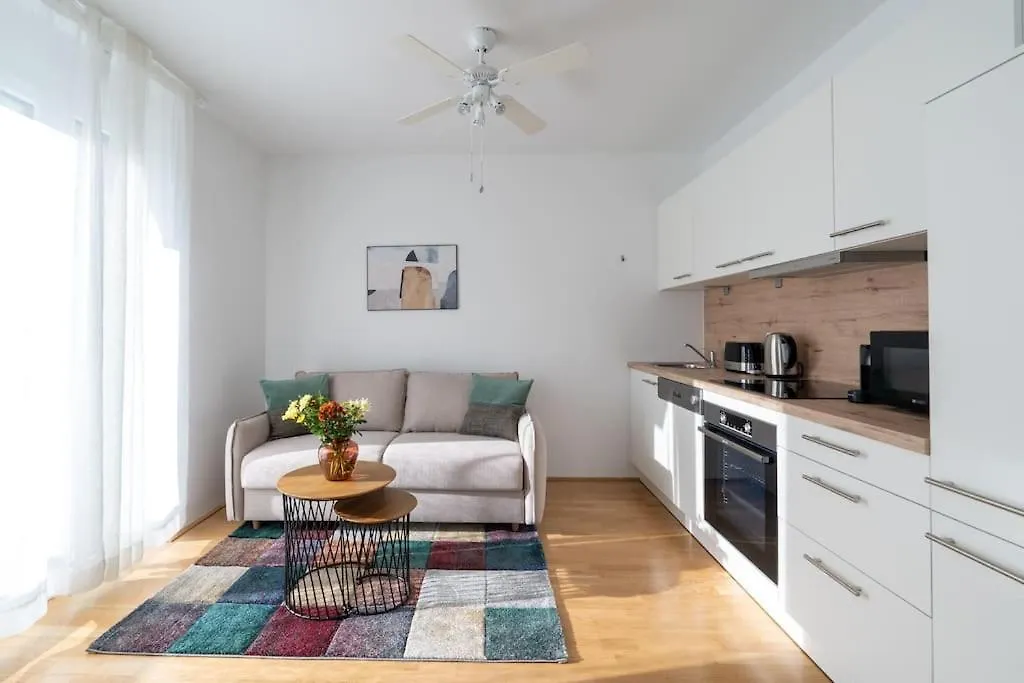 Hm • Sleek 1Br Home With Balcony 비엔나